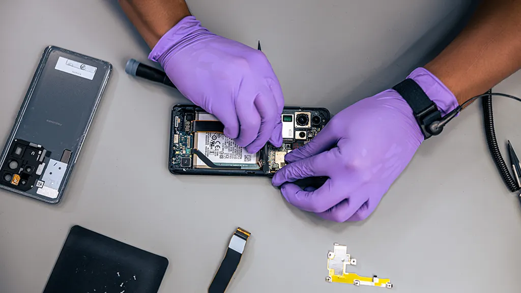Cell phone repair Edinburgh - Mr Fix technician replacing a screen